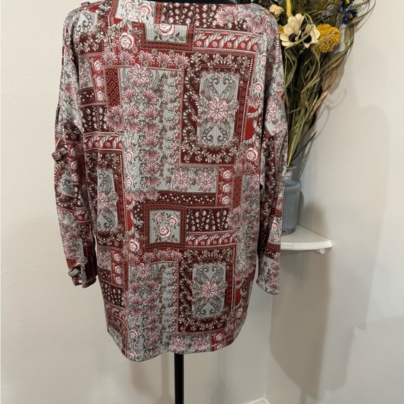 Above and Beyond floral Rich Red Burgundy and white Tunic top size Medium - Picture 6 of 10